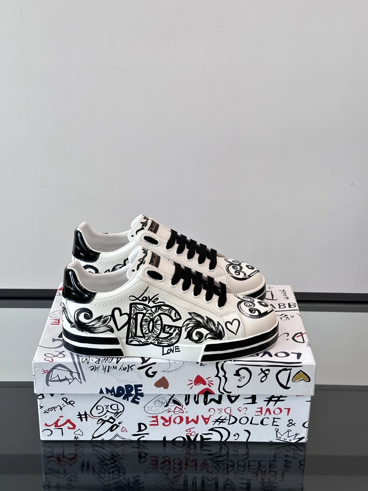 2025.8.3 DOLCE & GABBANA DG Men's Casual Sneakers (Sizes 38-46) with High-End Imported Silk Cowhide and Hand-Painted Craftsmanship, White Silk Cowhide with Sheepskin Lining