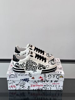 2025.8.3 DOLCE & GABBANA DG Men's Casual Sneakers (Sizes 38-46) with High-End Imported Silk Cowhide and Hand-Painted Craftsmanship, White Silk Cowhide with Sheepskin Lining