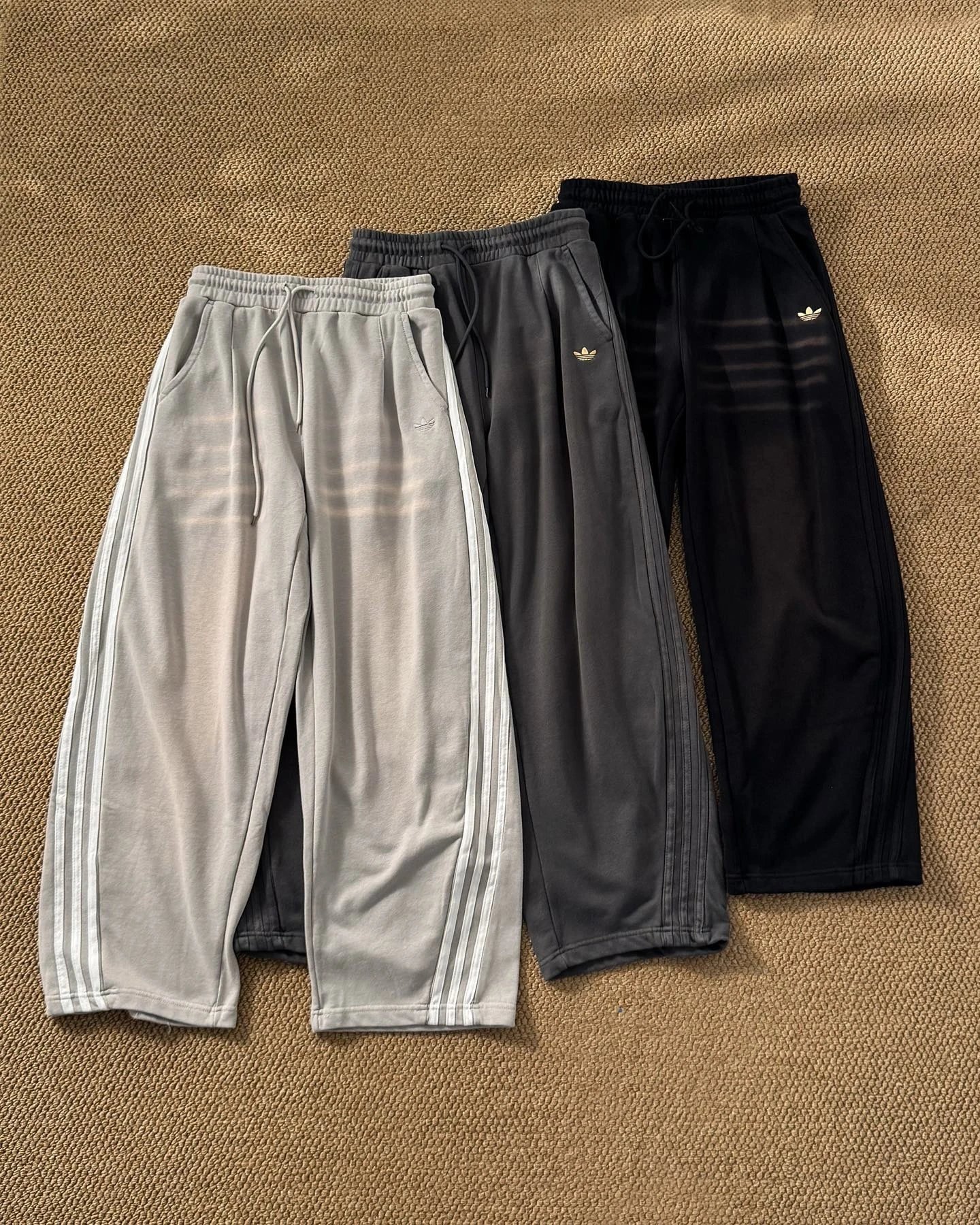Adidas阿迪达斯三叶草阔腿卫裤，浅灰/碳灰/黑色，宽松直筒阔腿版型，软糯毛圈面料，垂感在线，男女同款，S-2XL