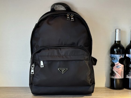 Ready for sale, fashionable and stylish Prada 1, one of the classic items for trendy men. New trendy brand series backpack hardware YKK zipper simple and fashionable size: 38cm ✖️ 27cm