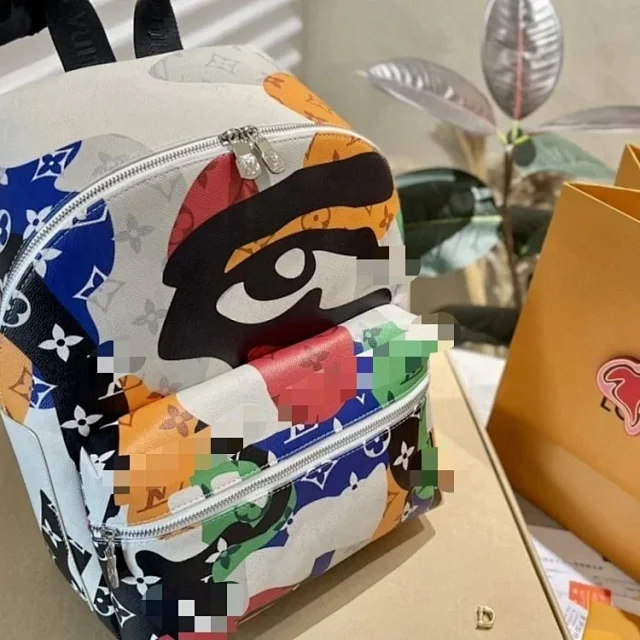 Lv Monogram