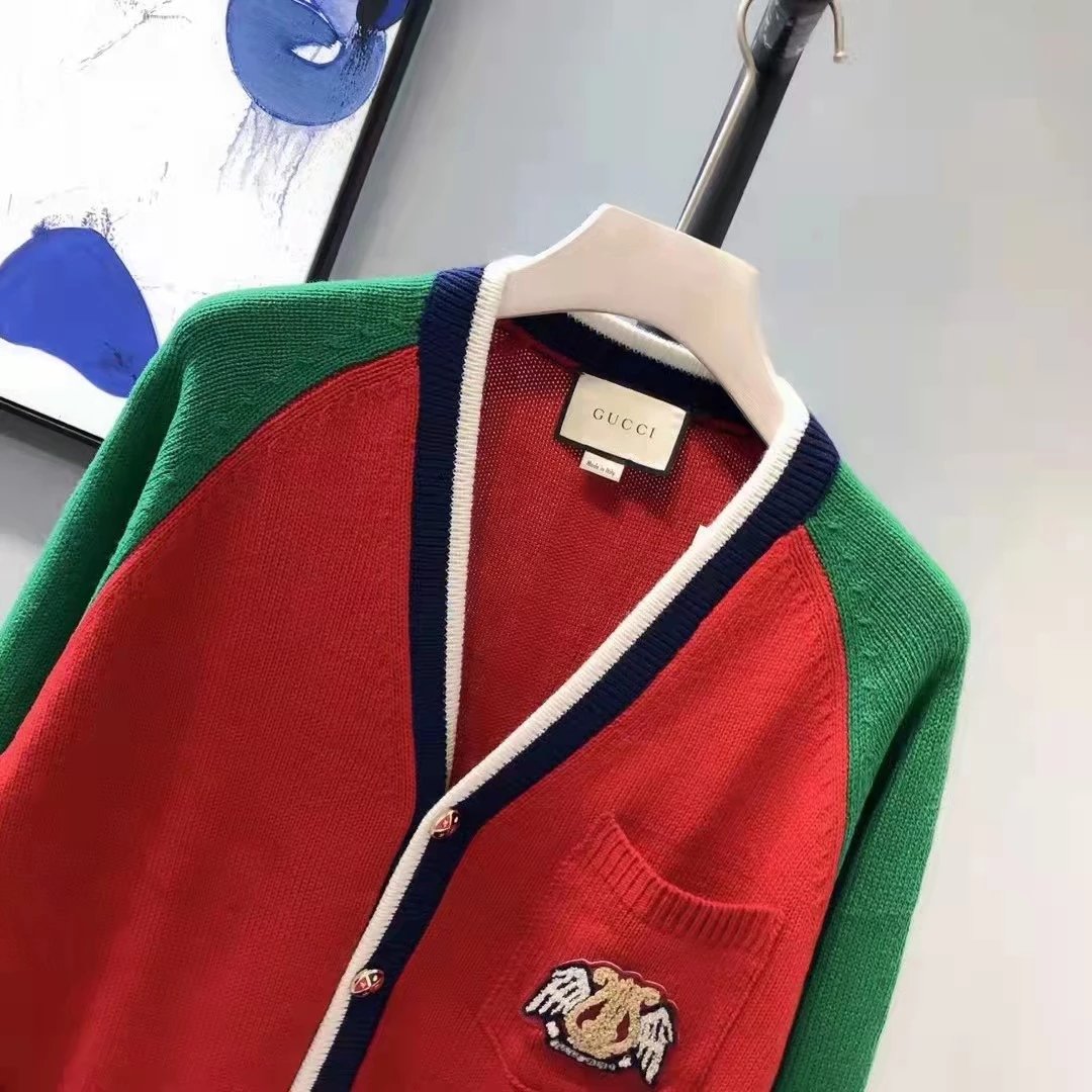 特价188元包邮！清仓～2021款Gucci饰七弦琴毛衣开衫，这款羊毛开衫毛衣匠心运用Gucci品牌的标志性红、蓝、绿三色，营造浓郁的学院风