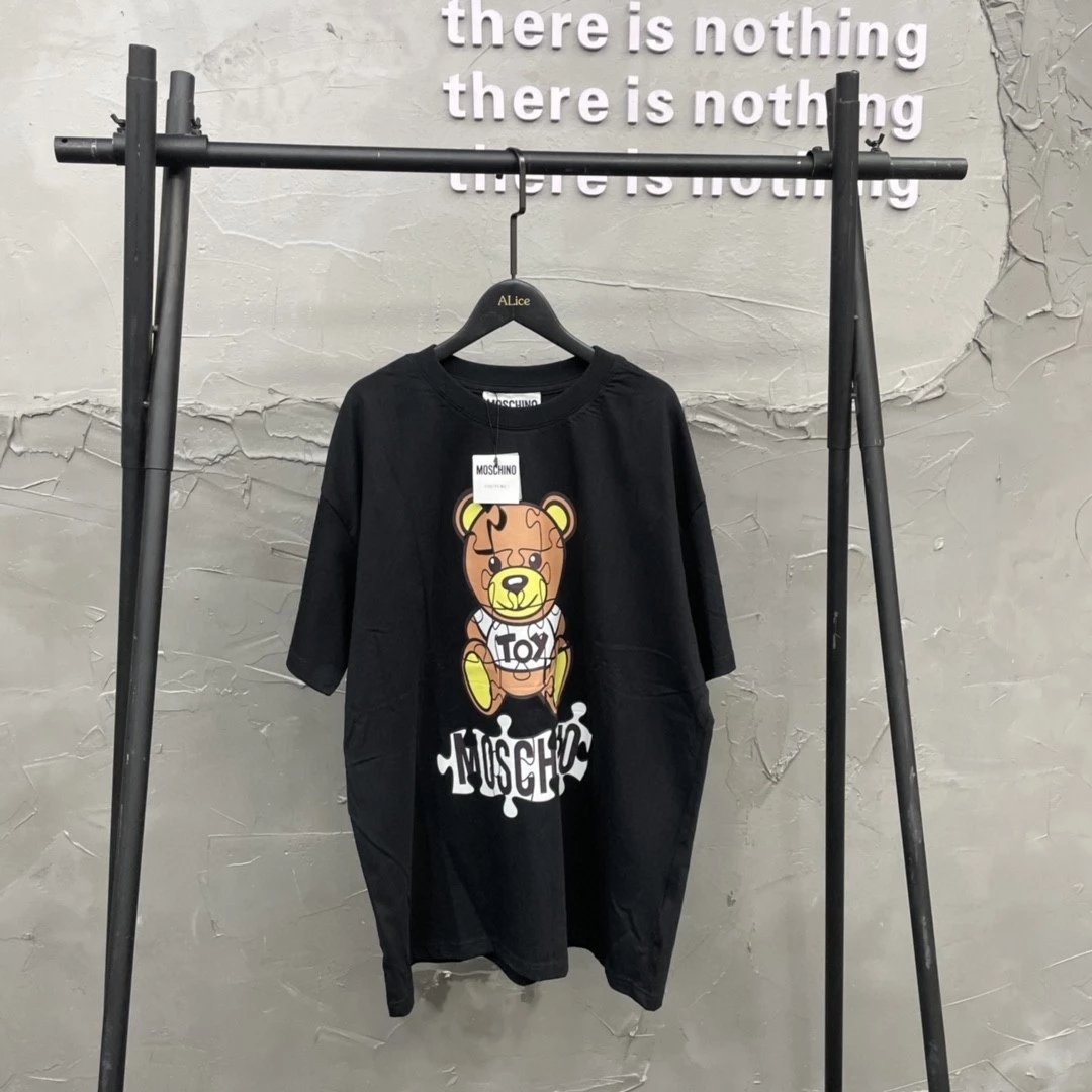 M0schino莫思诺拼图熊短袖T恤 oversize版
烫画印花大熊 有趣又可爱  宽松版型 
女神必须自留的一款可盐可