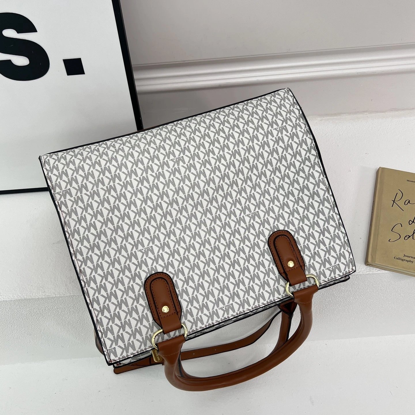 M1CHEL K0RS MK Hope 中号经典复古老花满印托特包 PVC 拼色LOGO坠饰手提包斜挎包 女款 橡果棕色 6