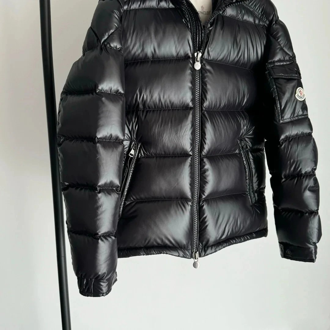 2024ss冬季新款陈奕迅同款蒙口玛雅羽绒服 Moncler Maya 蒙口亮面小标羽绒服 
Moncler Maya 经典之作亮面小标羽绒服 袖口上的口袋与小 5