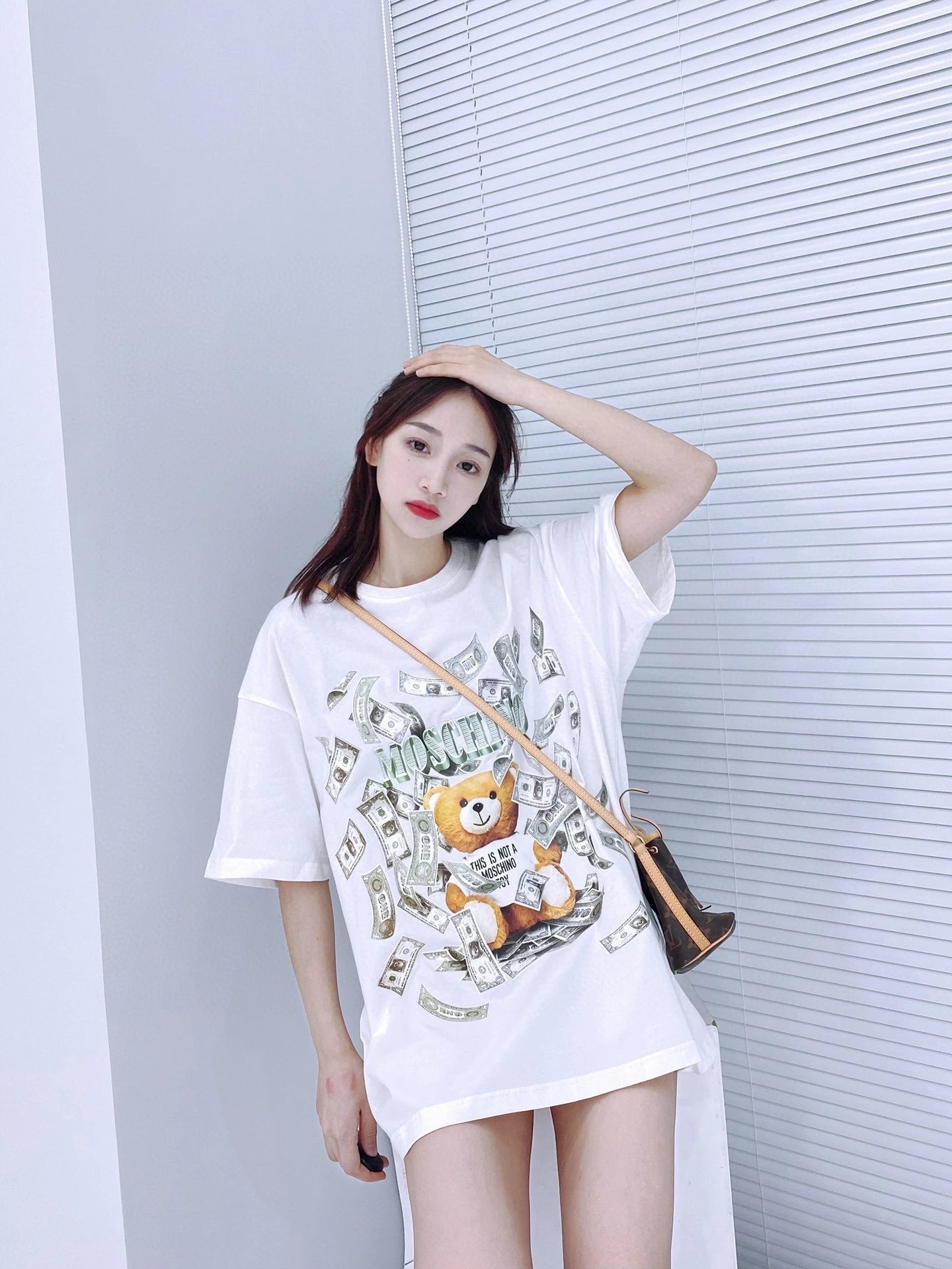M0SCHIN0莫斯奇小熊系列美元钞票小熊棉质短袖T恤
无性别款 男女均可轻松驾驭

color粉色黑色白色 
size均码 衣长73 肩宽54 胸围116 
建议80 5