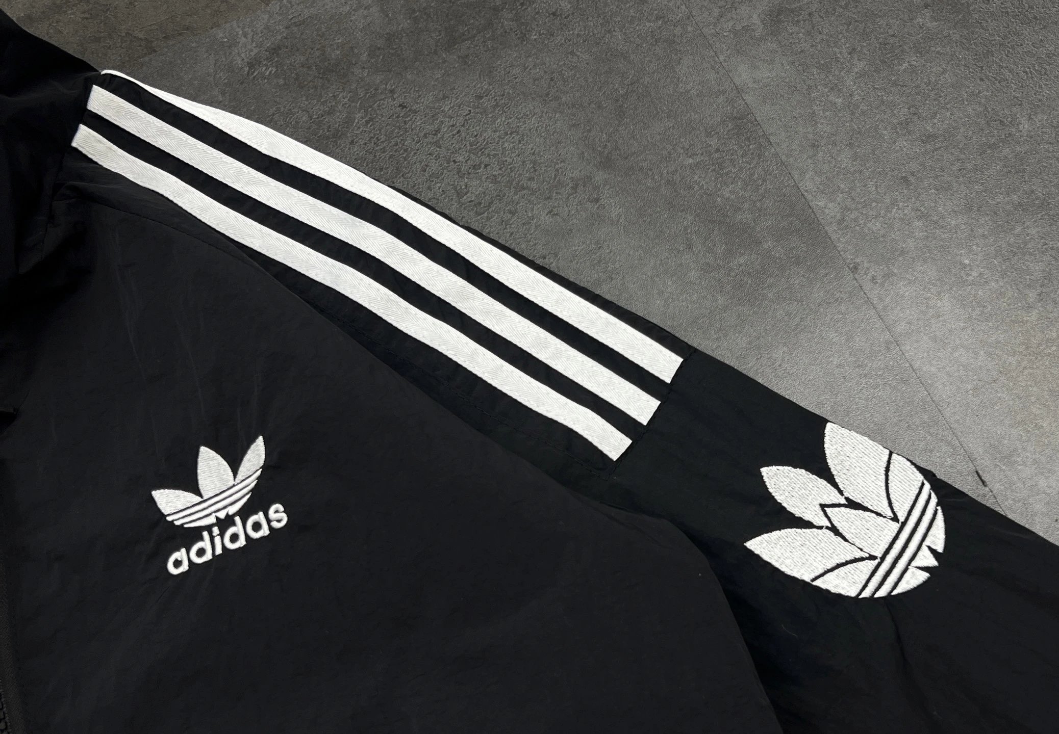 2026ss夏季新品Adidas阿迪达斯三叶草高格调情侣款夹克把质感焊在身上

 Adidas三叶草防晒夹克机能美学的松弛感

谁懂啊这件阿迪达 6