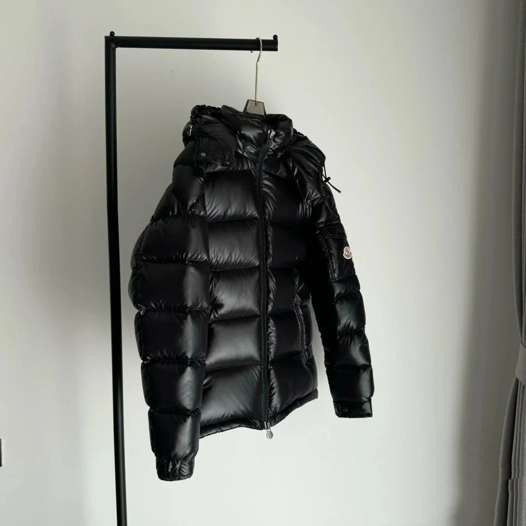 2024ss冬季新款陈奕迅同款蒙口玛雅羽绒服 Moncler Maya 蒙口亮面小标羽绒服 
Moncler Maya 经典之作亮面小标羽绒服 袖口上的口袋与小 3