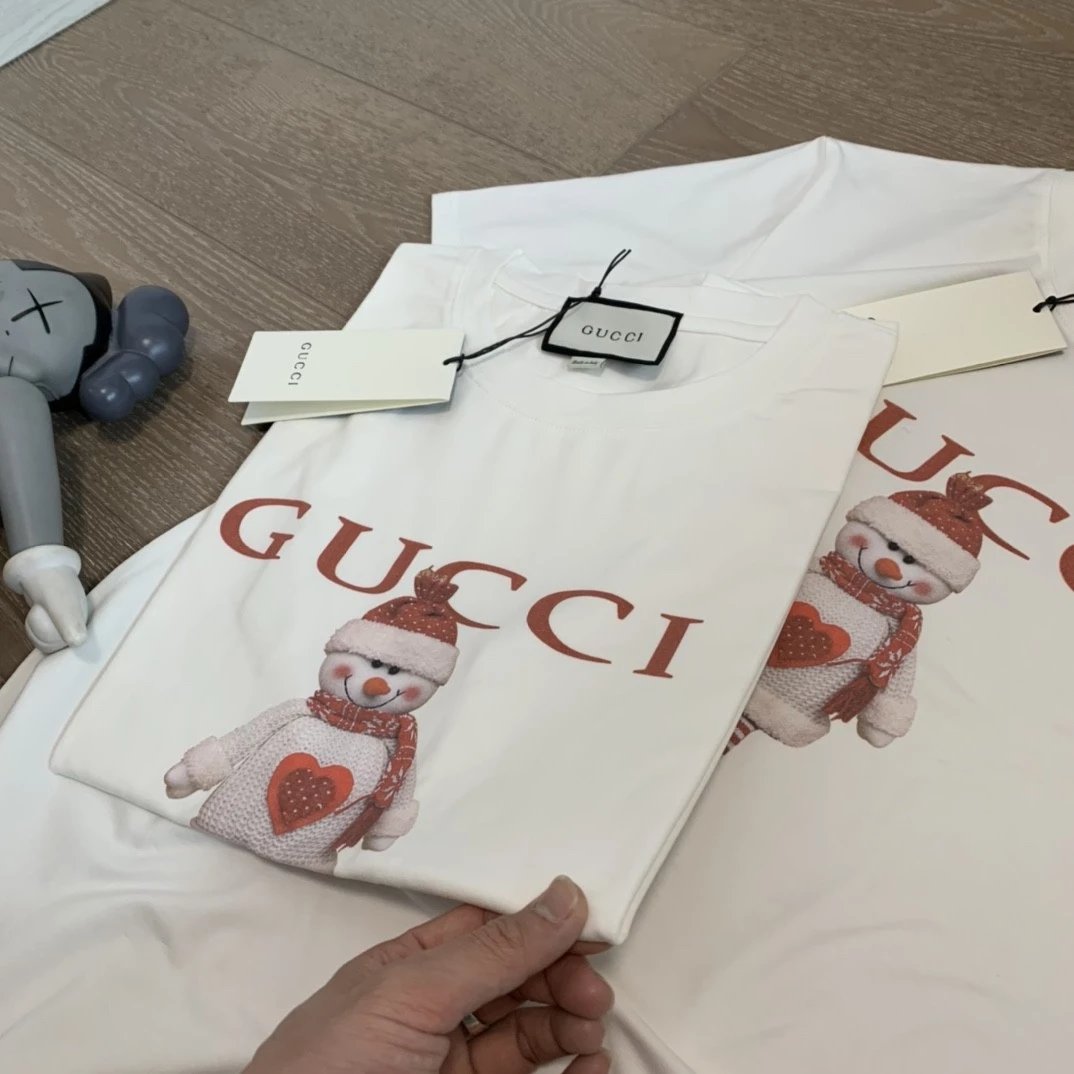 g家卡通可爱围巾雪人纯棉圆领男女同款短袖T恤
纯棉面料质地柔软细腻贴身穿非常合适 
