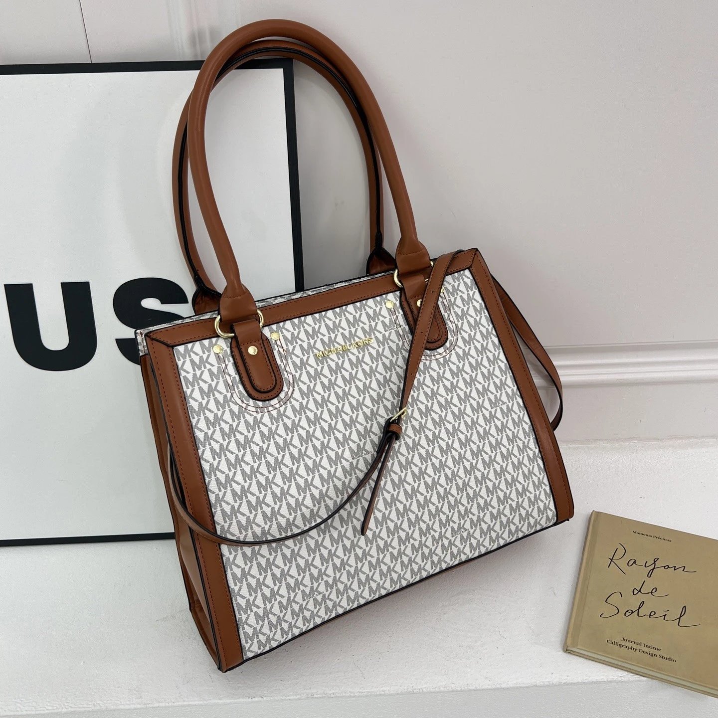 M1CHEL K0RS MK Hope 中号经典复古老花满印托特包 PVC 拼色LOGO坠饰手提包斜挎包 女款 橡果棕色 14