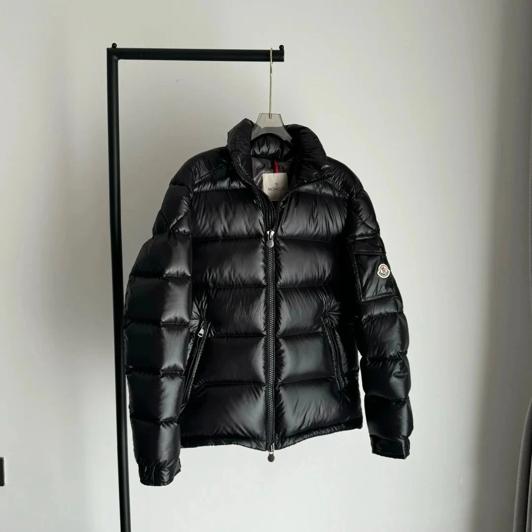 2024ss冬季新款陈奕迅同款蒙口玛雅羽绒服 Moncler Maya 蒙口亮面小标羽绒服 
Moncler Maya 经典之作亮面小标羽绒服 袖口上的口袋与小 2