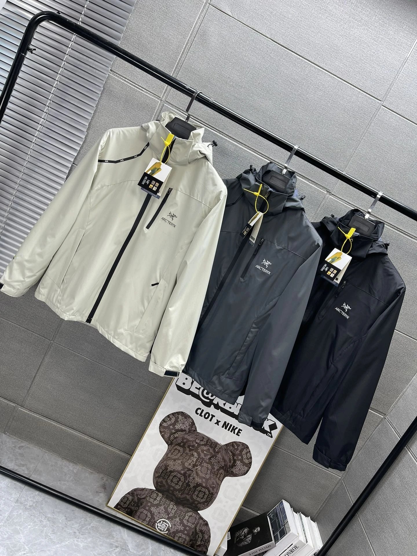 鸟男子GORETEX 防水透气冲锋衣 傲视全网最新科技面料 全身压胶技术最新的设计 市面没有的奢侈级冲锋领