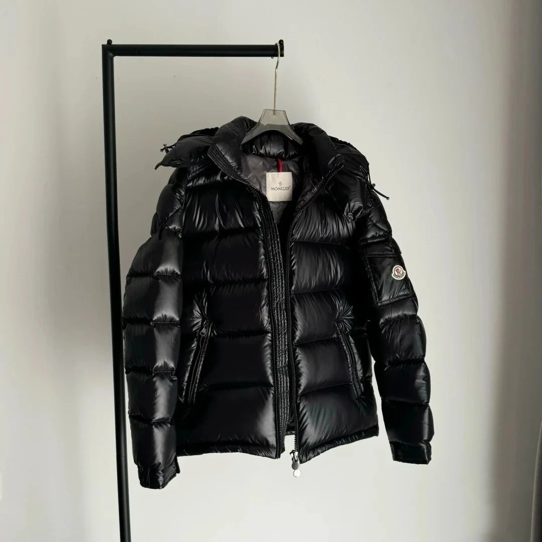 2024ss冬季新款陈奕迅同款蒙口玛雅羽绒服 Moncler Maya 蒙口亮面小标羽绒服 
Moncler Maya 经典之作亮面小标羽绒服 袖口上的口袋与小 1