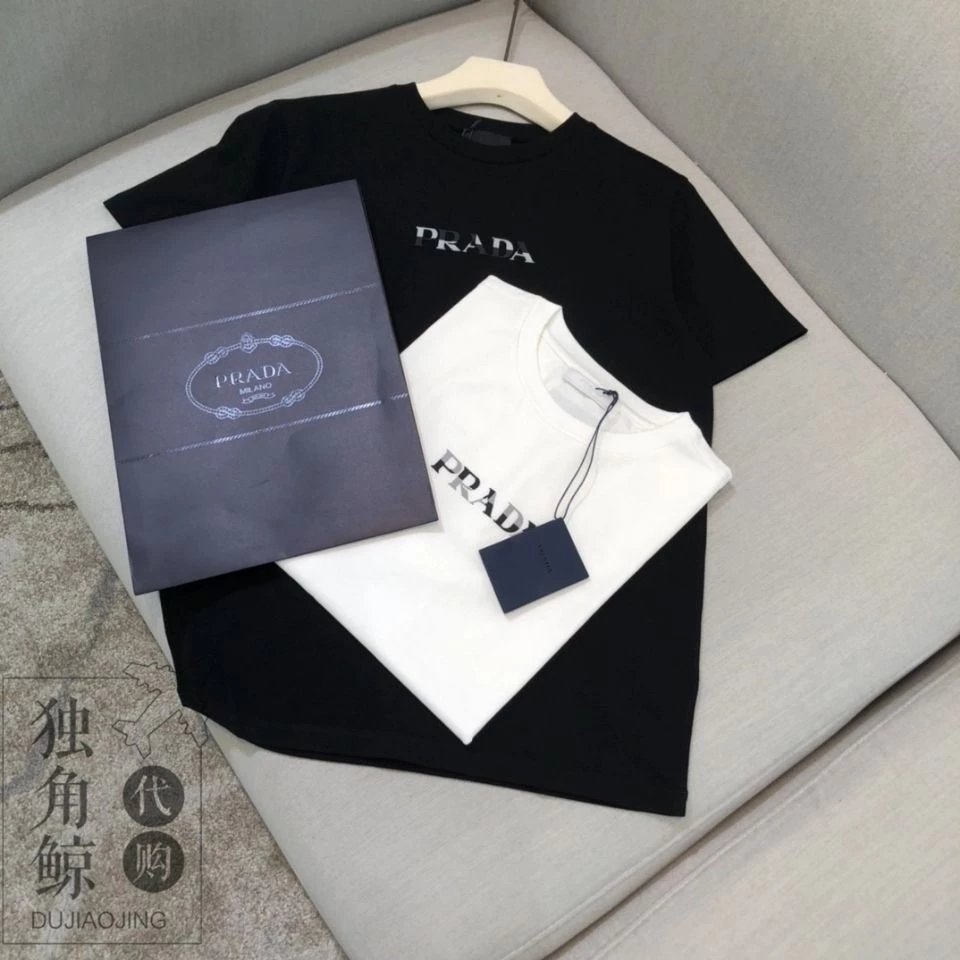 高品质牛货 品质控必入Prad普达2021新款男女同款 渐变撞色字母印花短袖T恤
网红明星同款纯棉高密度面料 胸前不规则字母图案 定制定染 非常nice 