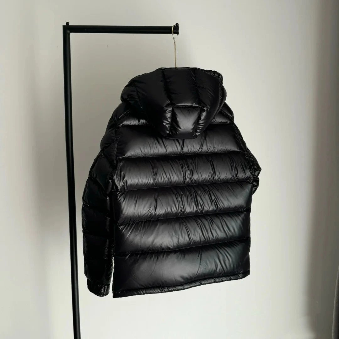 2024ss冬季新款陈奕迅同款蒙口玛雅羽绒服 Moncler Maya 蒙口亮面小标羽绒服 
Moncler Maya 经典之作亮面小标羽绒服 袖口上的口袋与小 4