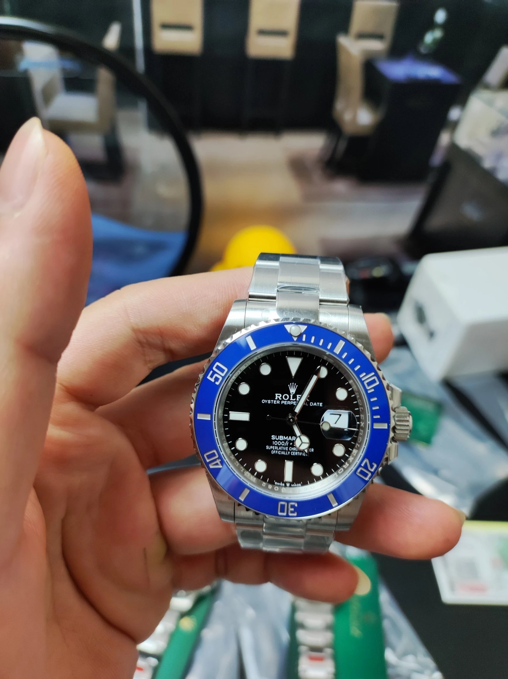 R01EX爆款上新劳潜航者水鬼系列手表男人做梦都想拥有一块劳手表水鬼更是其中的典型代表从水鬼系列诞生到现在现在大家对它的了解都已经很多了总之就是两个字好看
劳力士潜航 6