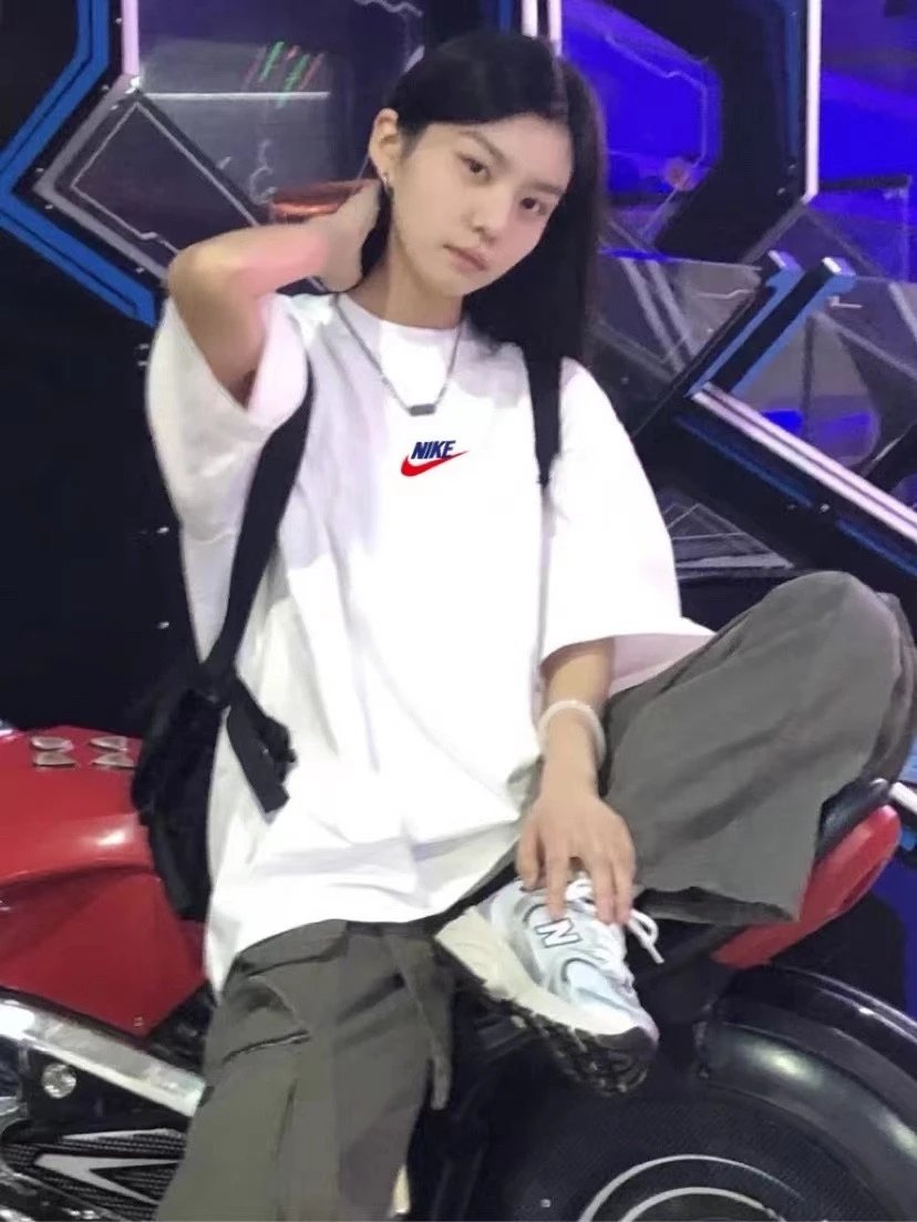 nk撞色小标纯棉直筒T恤短袖情侣款
Color 白色  Size MXL
M 肩宽49 胸围114 衣长70 cm
L 肩宽50 胸围118 衣长71 cm
X 6