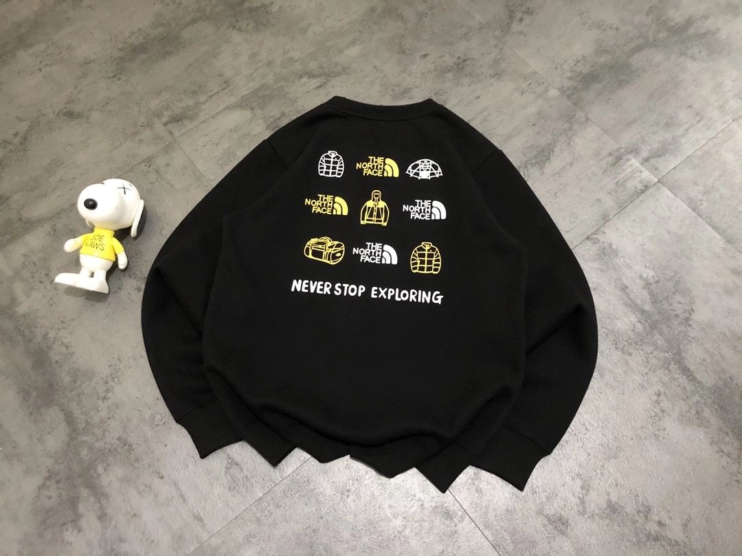 北面23冬装新款九宫格印花圆领九宫格印花 选取户外装备设计的印花 和北家经典标组成的九宫格 视觉效果相当炸裂 胸前简约小标 纯棉加绒面料 轻柔舒适 上身无压力 