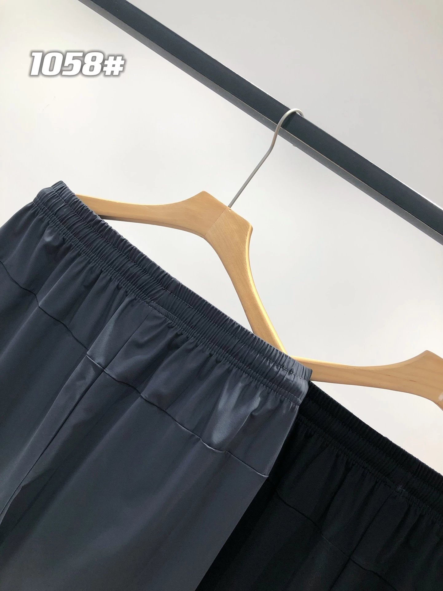 黑色短裤
产品尺码SIZE
尺码	裤长	臀围	腰围	建议身高	建议体重	
L	495	106	6 7