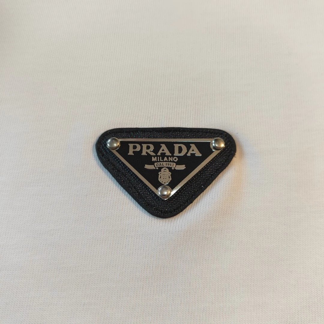 PRAD普拉大2022春夏新款金属三角标短袖T恤男女同款 高版本高品质网红明星同款 纯棉高密度面料
32织棉盖棉260高克重
定制定染 三标齐全  6