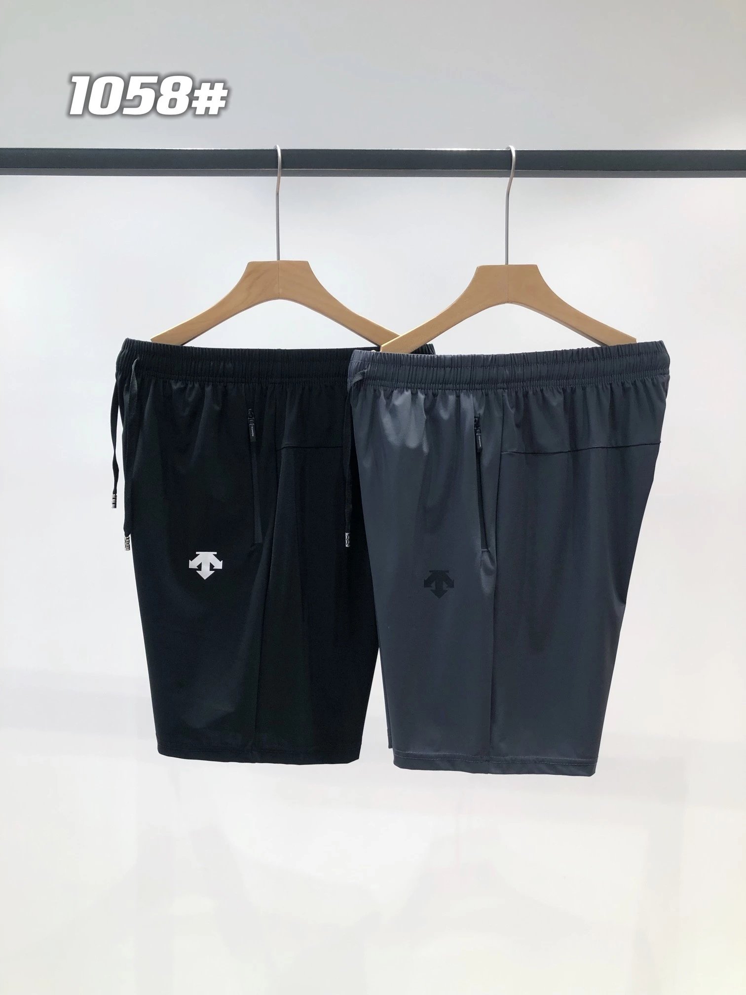 黑色短裤
产品尺码SIZE
尺码	裤长	臀围	腰围	建议身高	建议体重	
L	495	106	6 2