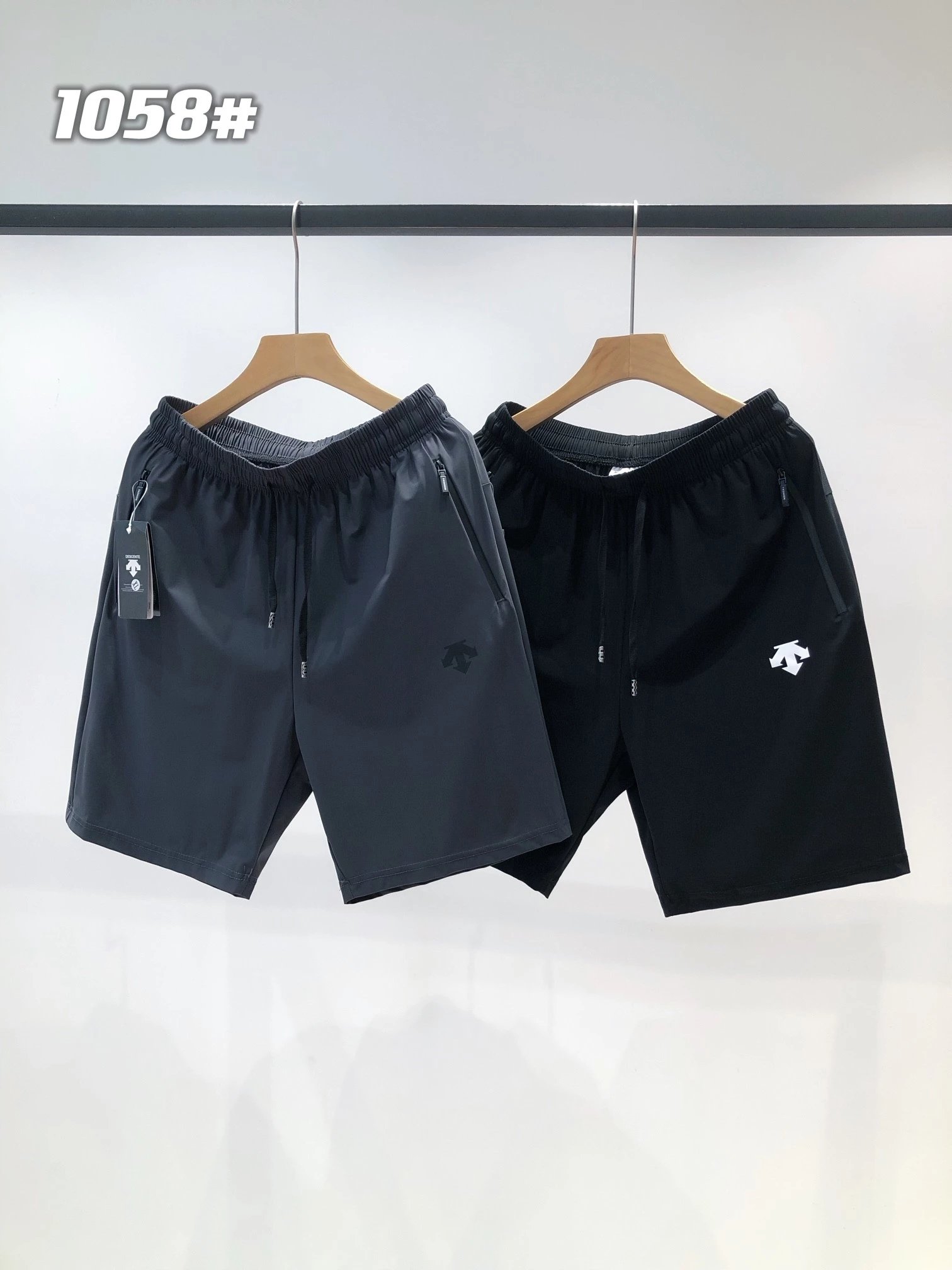 黑色短裤
产品尺码SIZE
尺码	裤长	臀围	腰围	建议身高	建议体重	
L	495	106	6 9