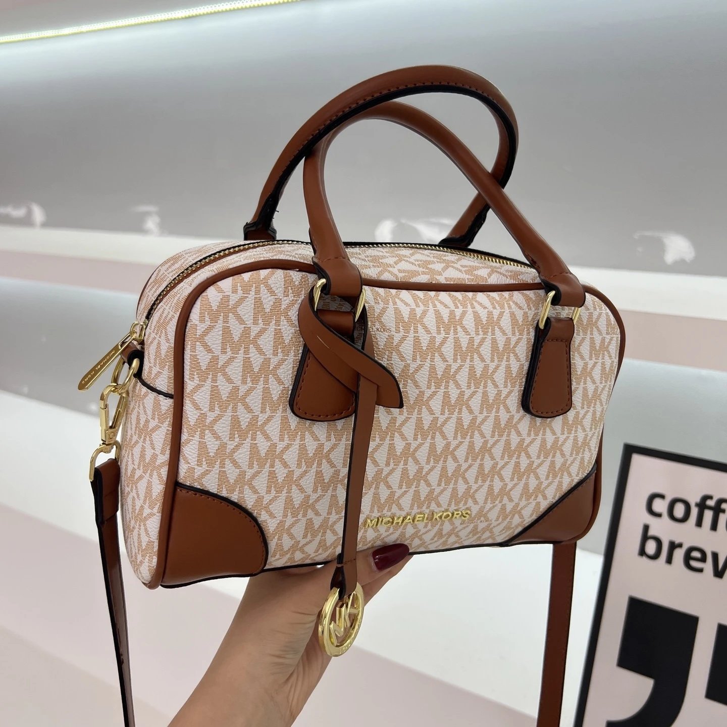 M1CHAEL K0RS MandK Thompson 品牌印花签名Logo设计 涂层帆布 手提包 中号 女款 香草色 5