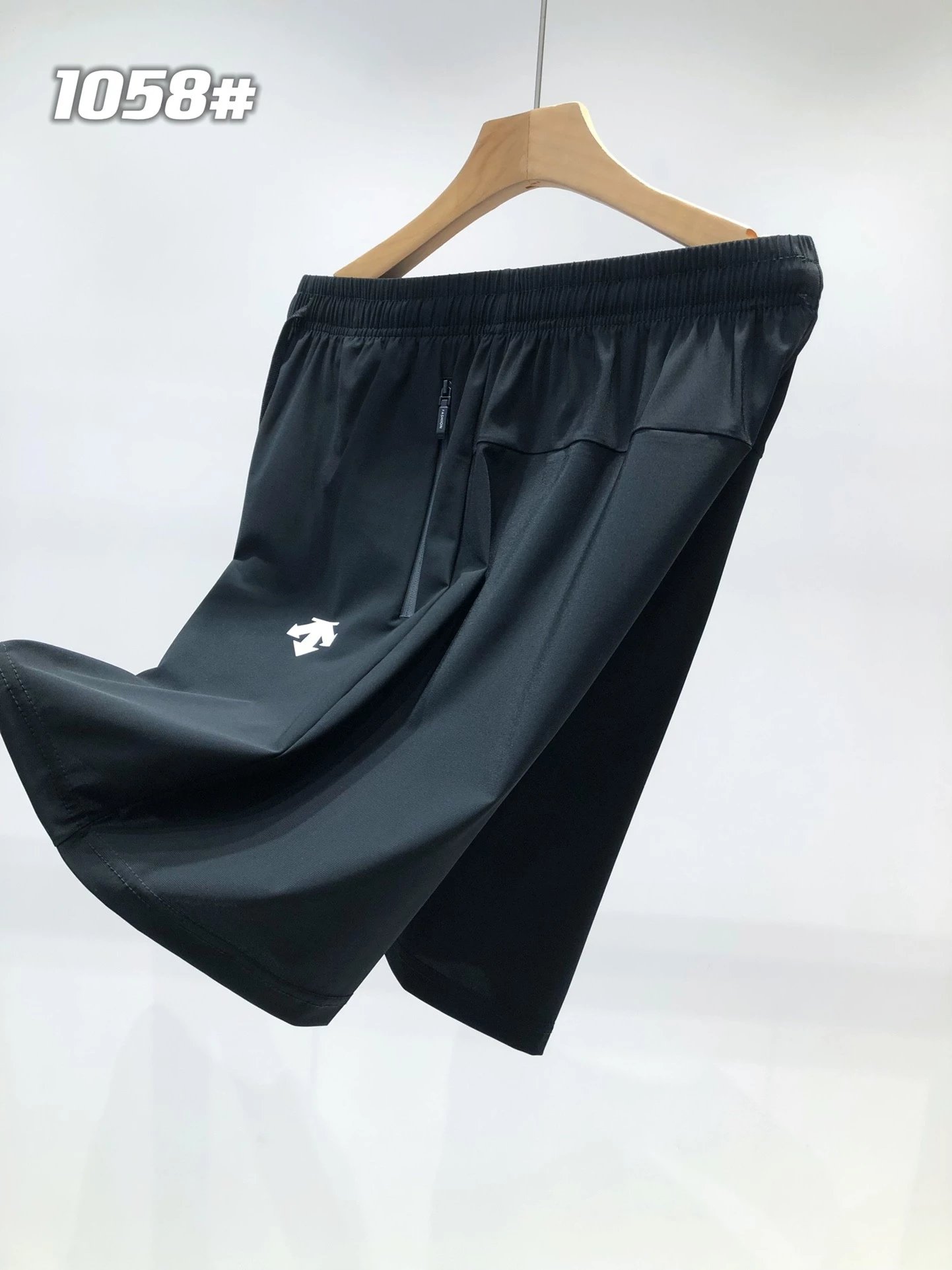 黑色短裤
产品尺码SIZE
尺码	裤长	臀围	腰围	建议身高	建议体重	
L	495	106	6 6
