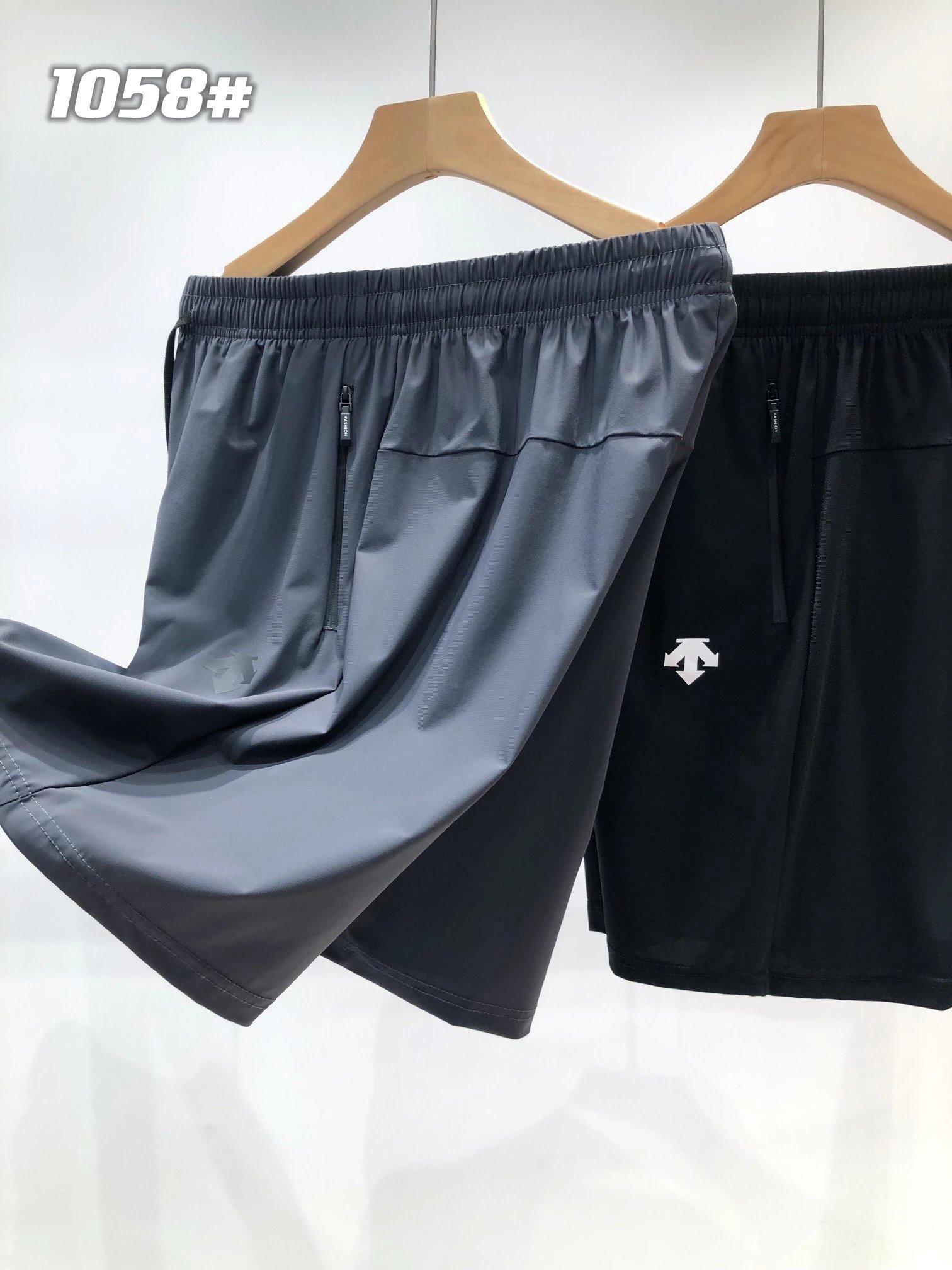 黑色短裤
产品尺码SIZE
尺码	裤长	臀围	腰围	建议身高	建议体重	
L	495	106	6 5