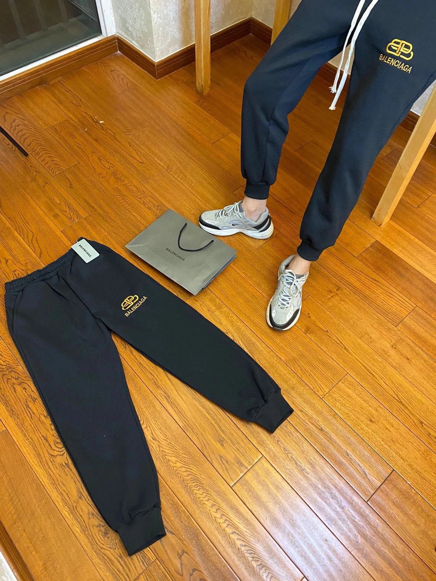 Balenc1aga巴黎家秋冬新款锁扣情侣款卫裤
搭推荐巴黎家秋冬款锁扣经典款卫裤
巴黎家2022秋冬新款锁扣卫裤
吹爆这款好吧实在是太太太好看了