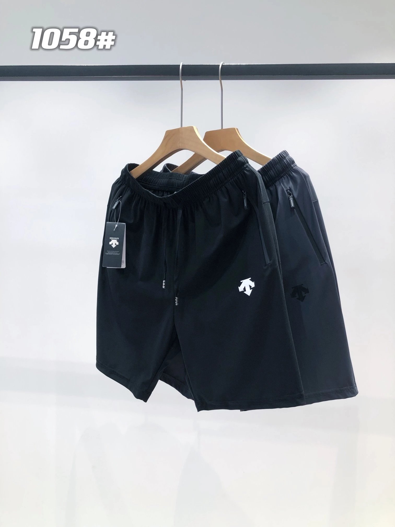 黑色短裤
产品尺码SIZE
尺码	裤长	臀围	腰围	建议身高	建议体重	
L	495	106	6