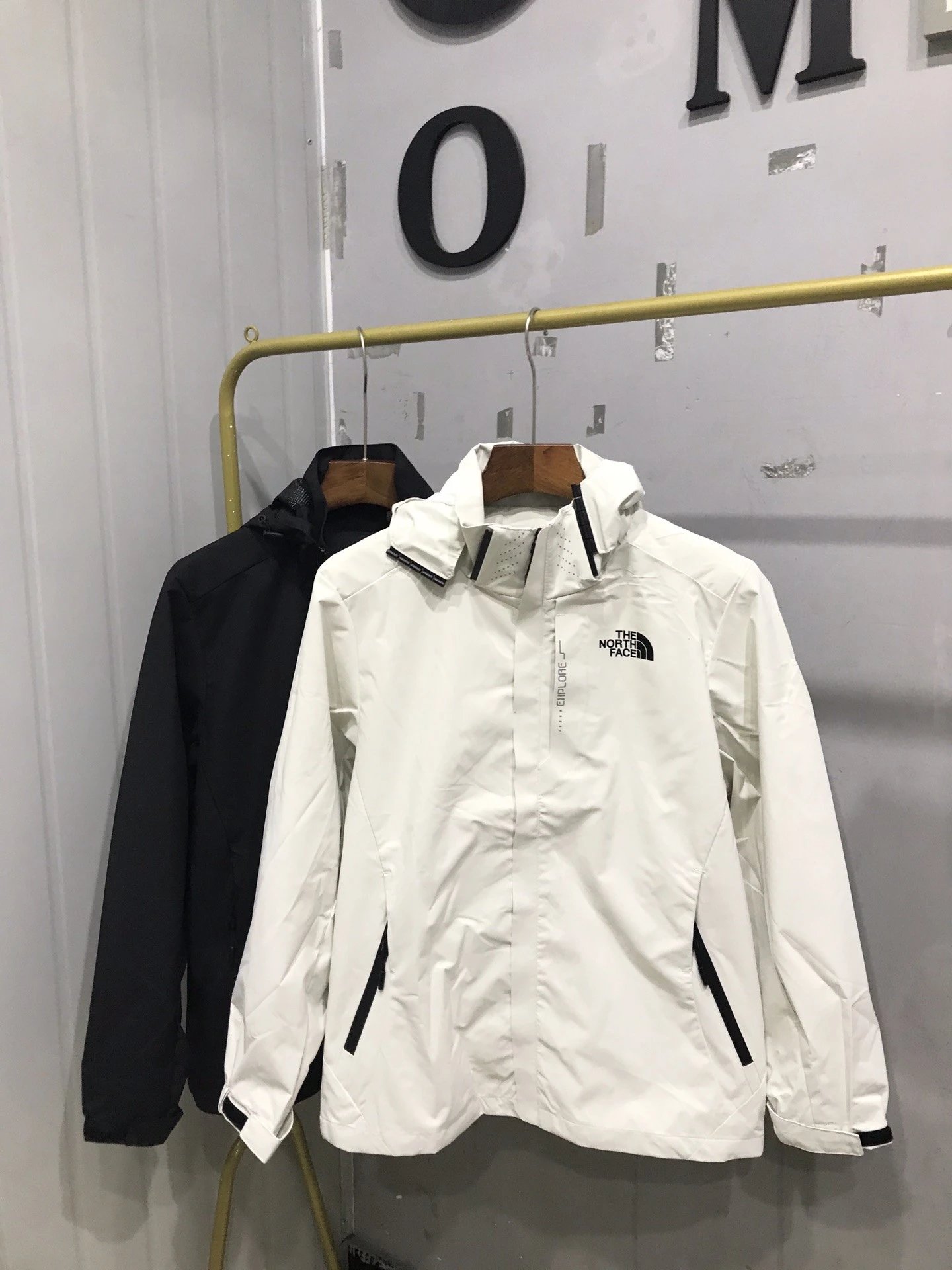 The North Face北面运动户外休闲夹克外套连帽冲锋衣2023年最新款上市年轻化的设计立体剪裁上身效果特别棒做工非常细致每一个细节都会让你感到物超所值