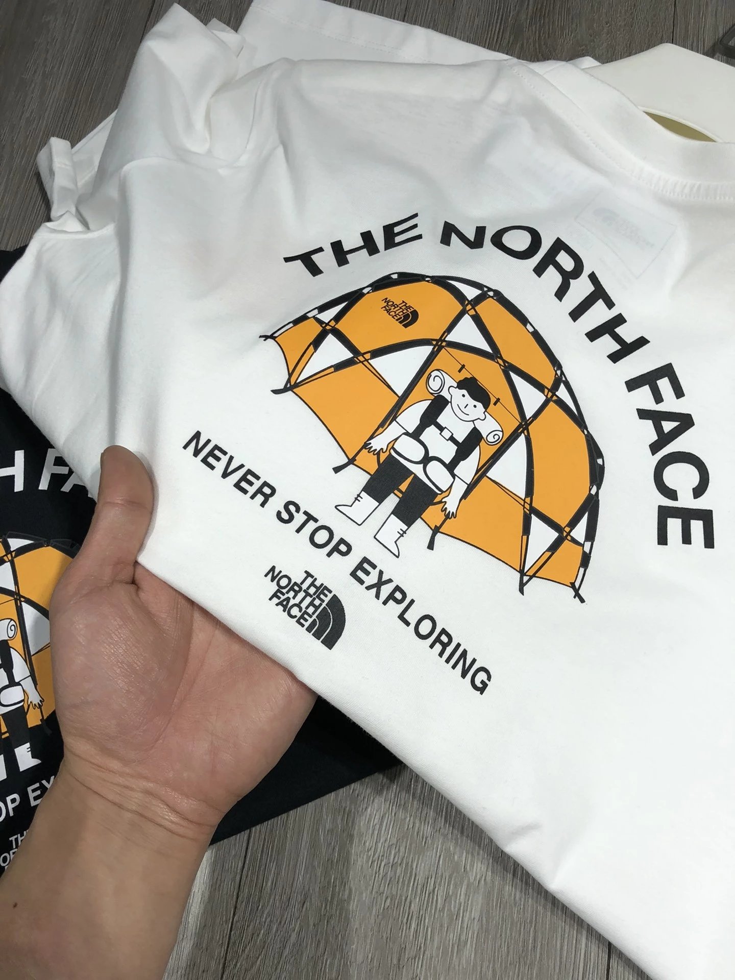 最新小方标 卡通露营情侣款TNF UE系列卡通人物露营图案元素圆领休闲纯棉短袖T恤情侣款


NFOA7WEI THE NORTH F 6