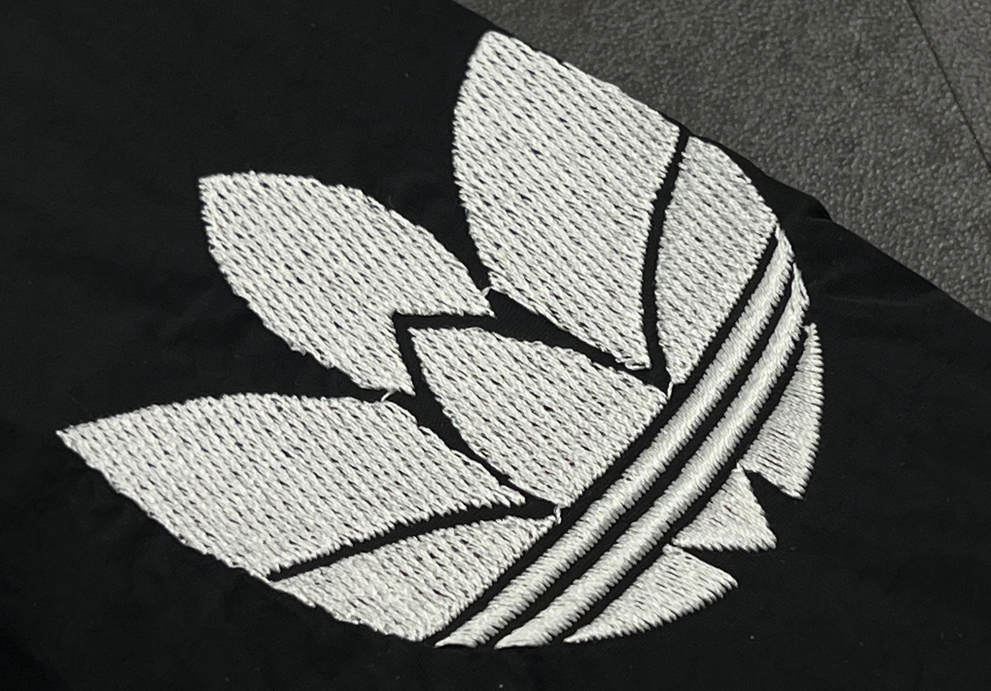 2026ss夏季新品Adidas阿迪达斯三叶草高格调情侣款夹克把质感焊在身上

 Adidas三叶草防晒夹克机能美学的松弛感

谁懂啊这件阿迪达 5