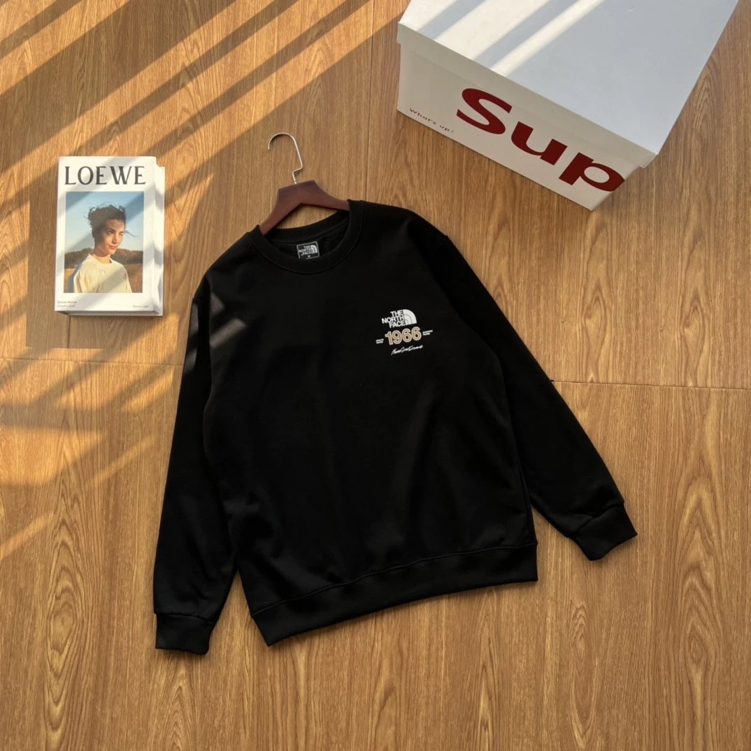 2022新款北M印花1966字母休闲全棉加绒长袖圆领套头卫衣潮情侣款颇具标志性的logo 与颜色素净的基础款型相结合打造低调百搭又具有品牌特色的代表性单品此款依日延续了极简设计经典 4