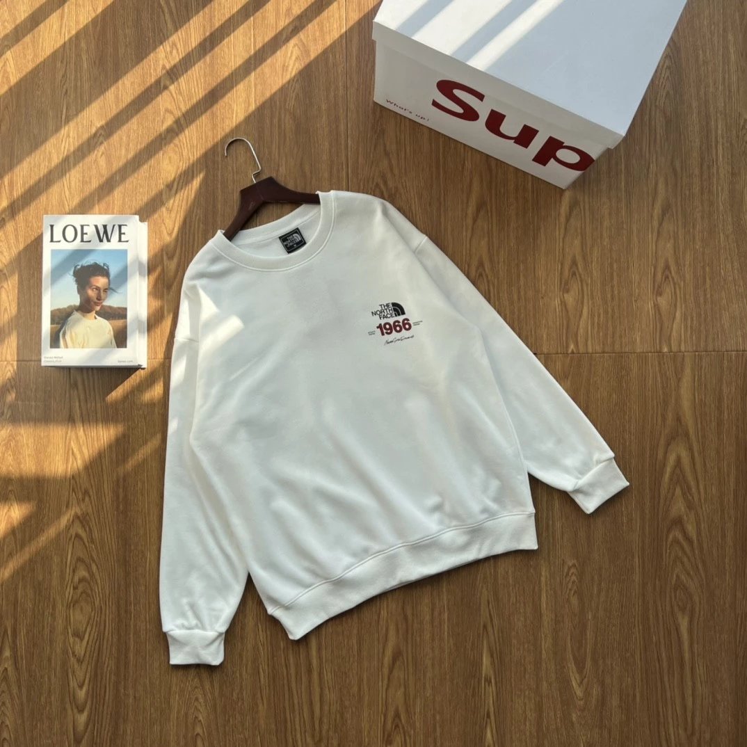 2022新款北M印花1966字母休闲全棉加绒长袖圆领套头卫衣潮情侣款颇具标志性的logo 与颜色素净的基础款型相结合打造低调百搭又具有品牌特色的代表性单品此款依日延续了极简设计经典 3