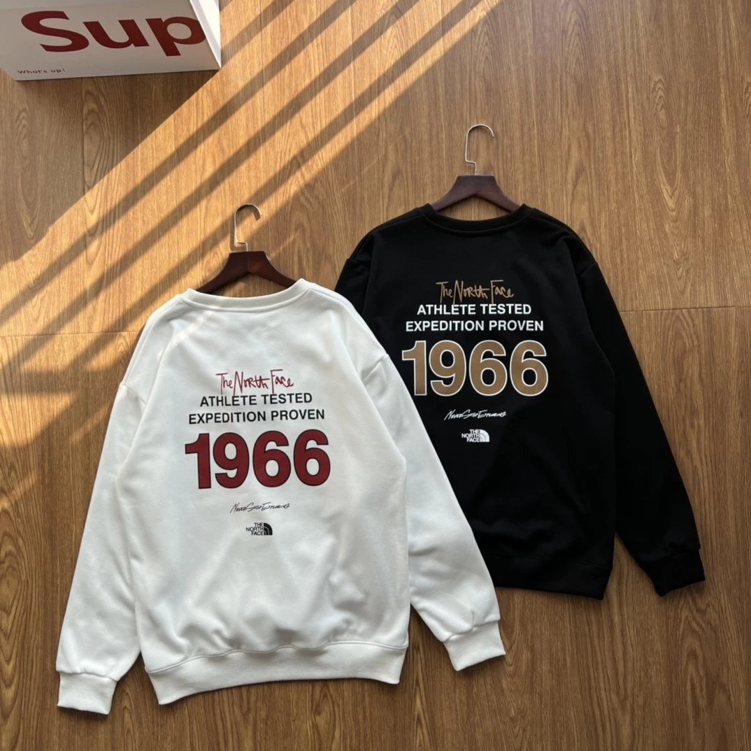 2022新款北M印花1966字母休闲全棉加绒长袖圆领套头卫衣潮情侣款颇具标志性的logo 与颜色素净的基础款型相结合打造低调百搭又具有品牌特色的代表性单品此款依日延续了极简设计经典 1