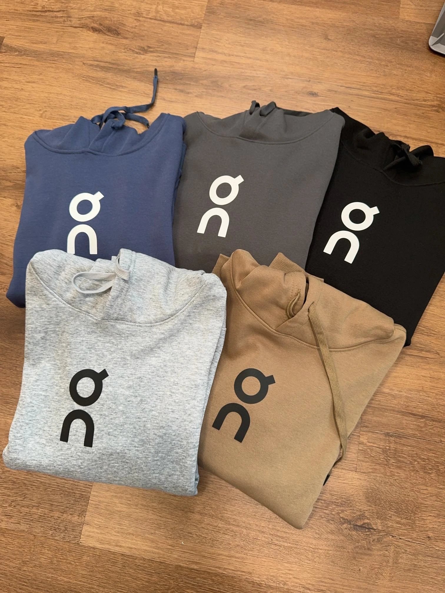 供115银狐绒
昂跑秋冬新款连帽加绒卫衣
高克重纯棉加绒面料银狐绒绒不掉绒不掉绒不掉绒经典大标印花无需担心脱落防风保暖首选内搭卫衣外穿也非常舒适休闲上身超赞面料手感柔软舒适超级