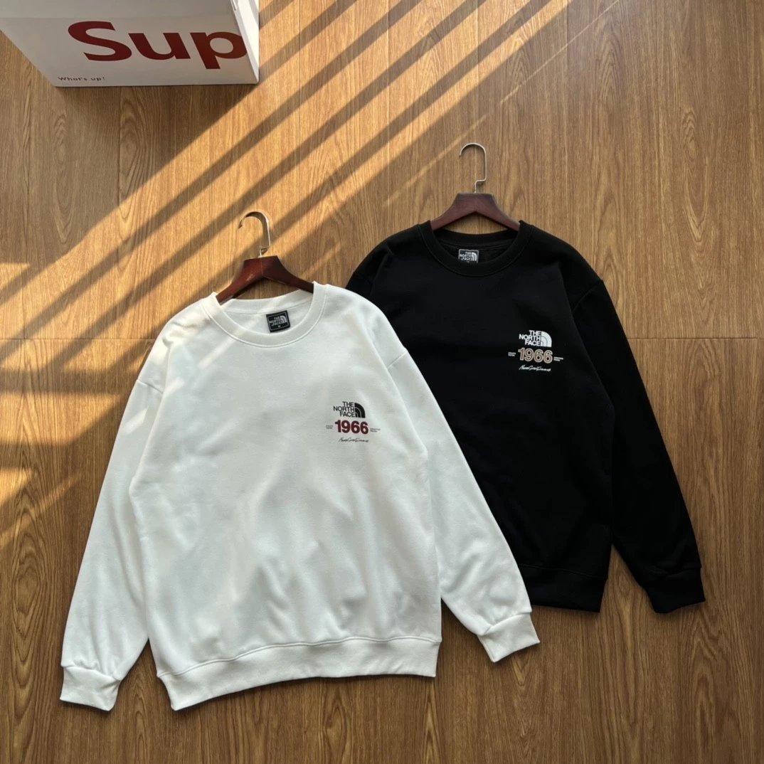 2022新款北M印花1966字母休闲全棉加绒长袖圆领套头卫衣潮情侣款颇具标志性的logo 与颜色素净的基础款型相结合打造低调百搭又具有品牌特色的代表性单品此款依日延续了极简设计经典 2