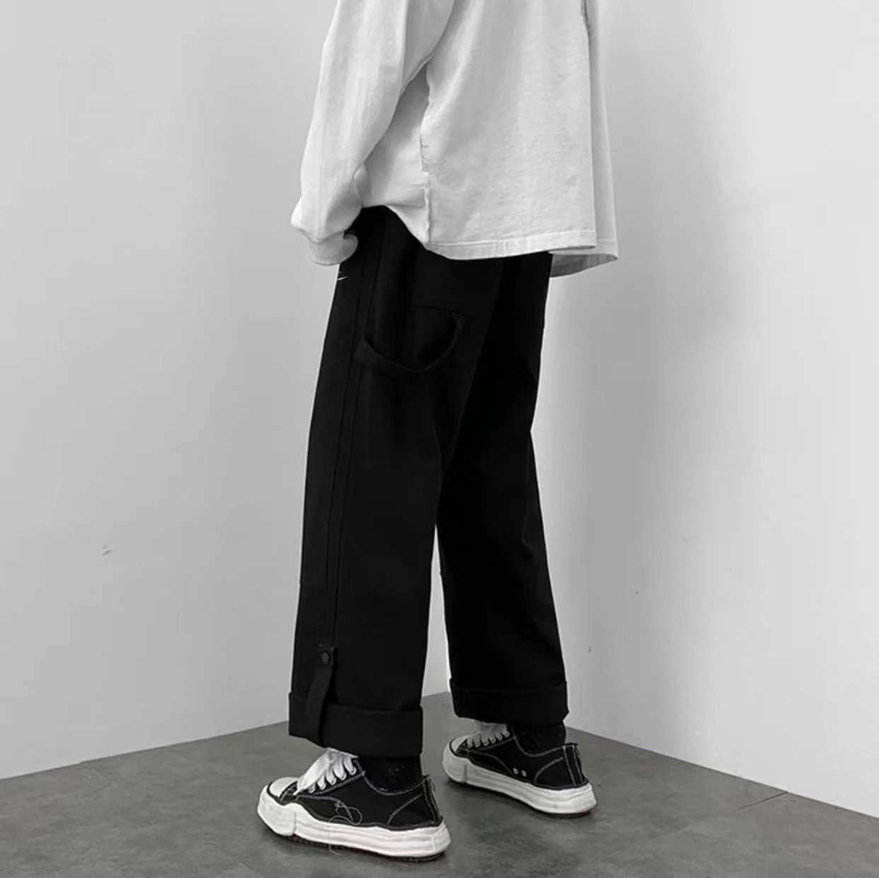 Nike耐克 22ss海外版限定拼接直筒机能工装裤休闲裤拖地裤长裤
男女同款情侣款耐克今年最新款工装裤采用多处拼接设计裤前耐克经典logo裤脚为翻边排扣设计细 2