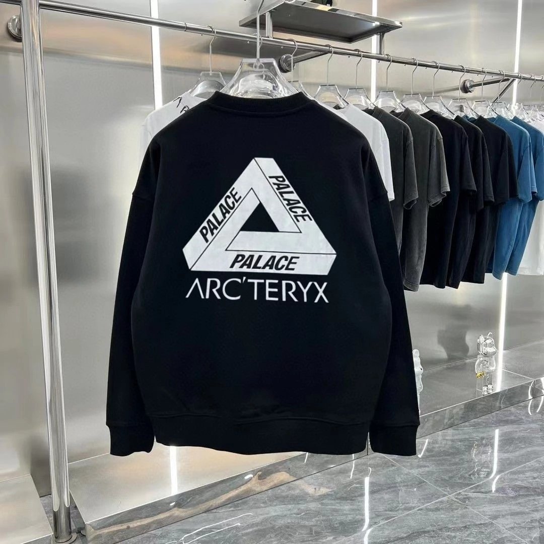 xPalace后背三角联名款圆领卫衣
王一博同款T恤PALACEx