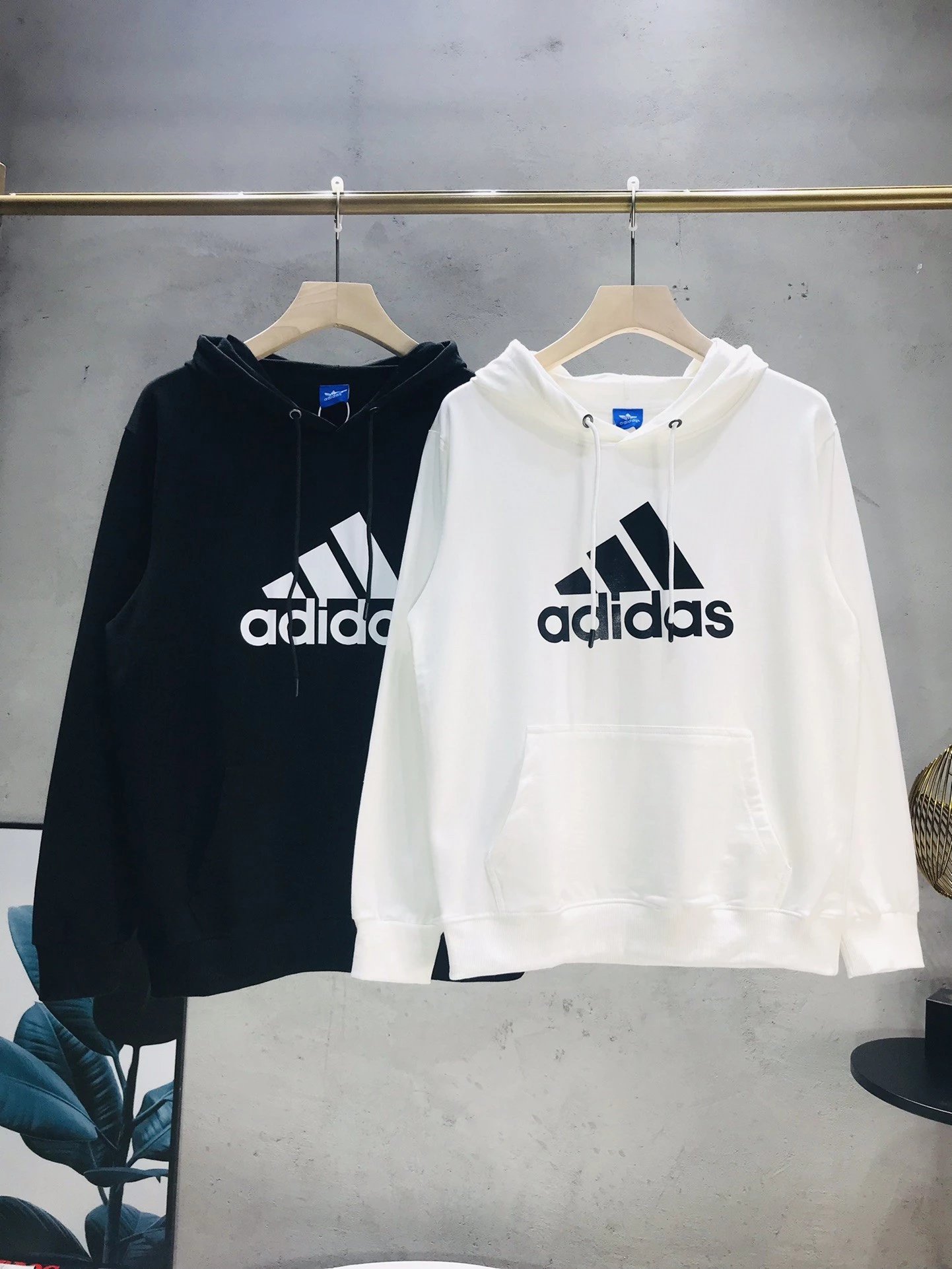 A迪达斯经典万年款连帽卫衣   这批是专柜刚上新的秋款 打完折到手也要300多跟咱家这个一毛一样每年专柜都卖爆的一款 年头卖到年尾 永远不会过时  上身就是