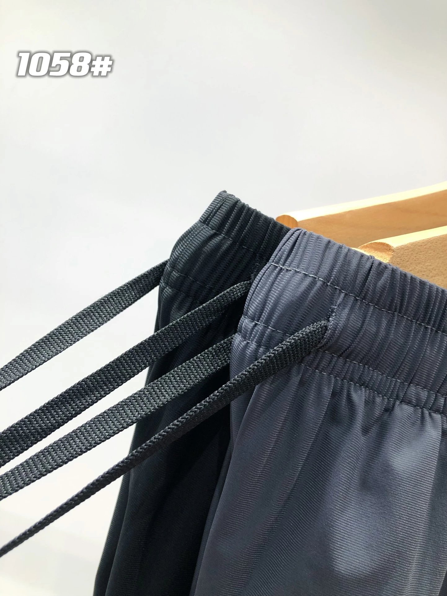 黑色短裤
产品尺码SIZE
尺码	裤长	臀围	腰围	建议身高	建议体重	
L	495	106	6 3