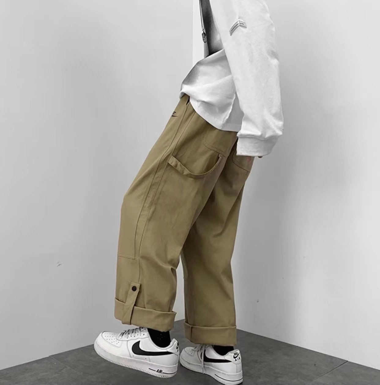Nike耐克 22ss海外版限定拼接直筒机能工装裤休闲裤拖地裤长裤
男女同款情侣款耐克今年最新款工装裤采用多处拼接设计裤前耐克经典logo裤脚为翻边排扣设计细 3