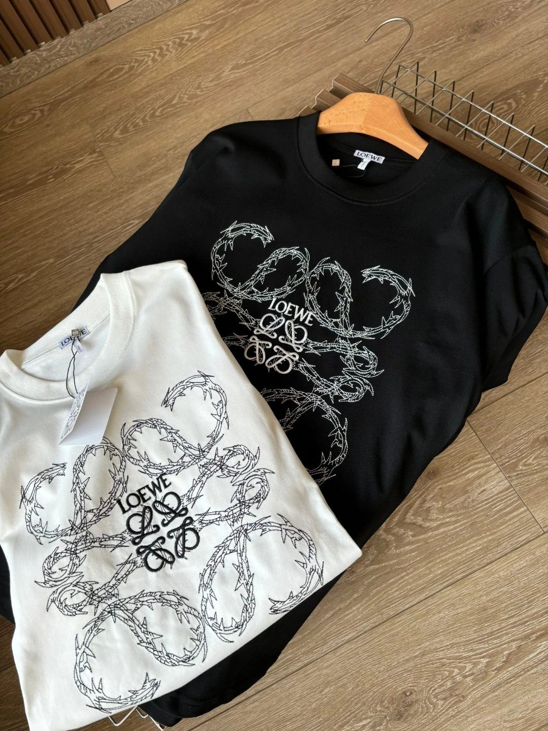 over size large version of good cool, with leggings wear also properly share good-looking Loewe short-sleeved T-shirt collection absolute absolute son Loewe short-sleeved to share to you can easily manage the bottom of the missing style!