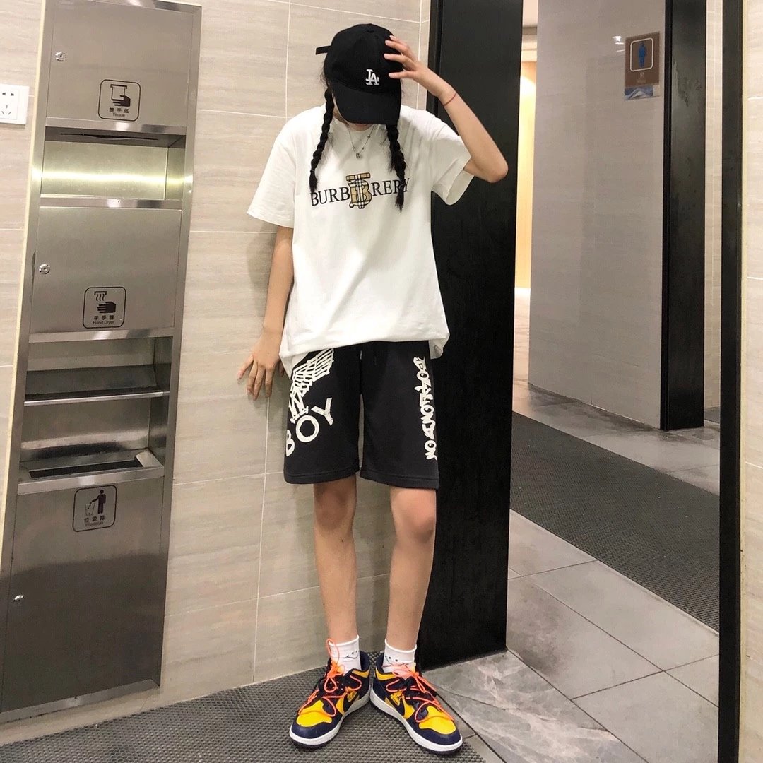 BOY双侧大标字母限定短裤运动版型超级显瘦潮人夏日炸街必备短裤
面料采用进口柔软棉料透气舒适经过多重防褶防皱工序精心处理不起球不松泄两侧Logo 采用原厂胶浆印