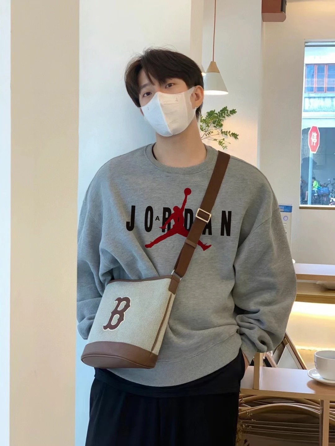 2023乔丹AJ专柜同步飞人字母系列印花情侣卫衣
这款卫衣看似简单但是版型真的是十分的 7