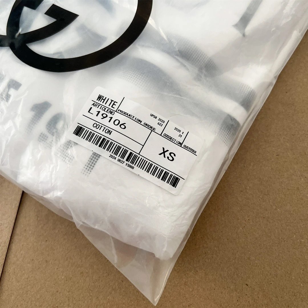 2024秋季新品渐变印花圆领卫衣 男女同款用白色针织棉面料制作 胸口饰红色双G Firenze 1921褪色印花图案经典圆领版型 落肩设计 罗纹领口和下摆宽松版型 

 5