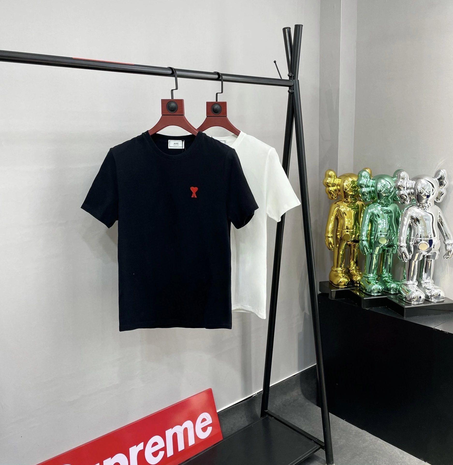 高品质 Ami Paris刺绣小红心爱心短袖T恤  Ami小刺绣爱心短袖T恤高品质随意对比
 购入原版开模打造全套定制辅料细节决定成败

 颜色 2