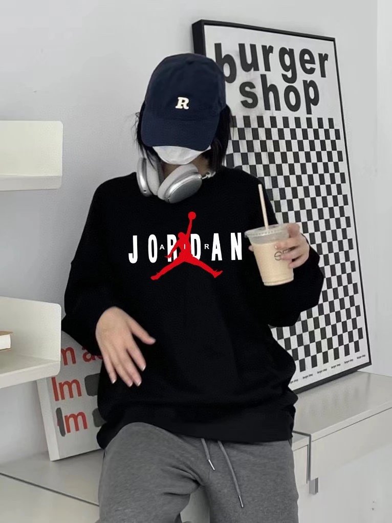 2023乔丹AJ专柜同步飞人字母系列印花情侣卫衣
这款卫衣看似简单但是版型真的是十分的 2
